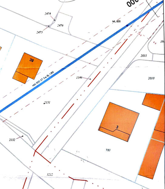 Lageplan mit orangefarbigen Gebäuden, blauer Linie und roten Grenzlinien.