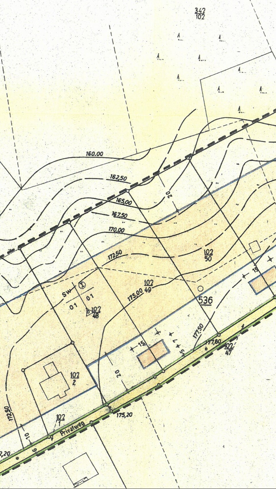 Topografische Karte mit Höhenlinien, Parzellen, Gebäuden und Straße.
