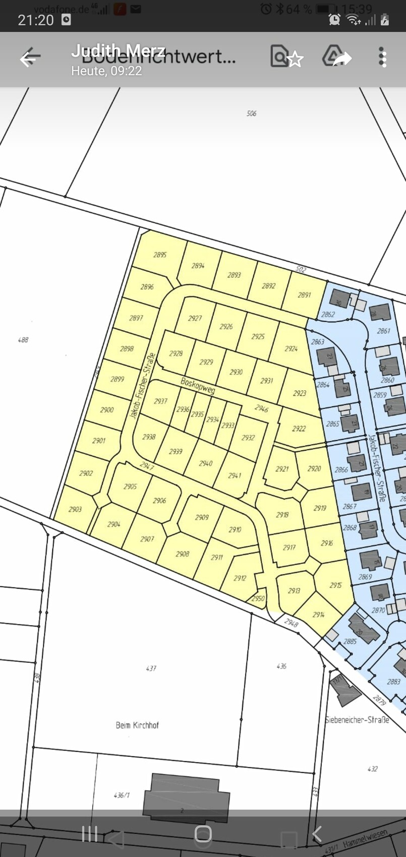 Kartenansicht: Gelbe Parzellen links, blaue Bauzonen rechts, Straßennamen erkennbar.
