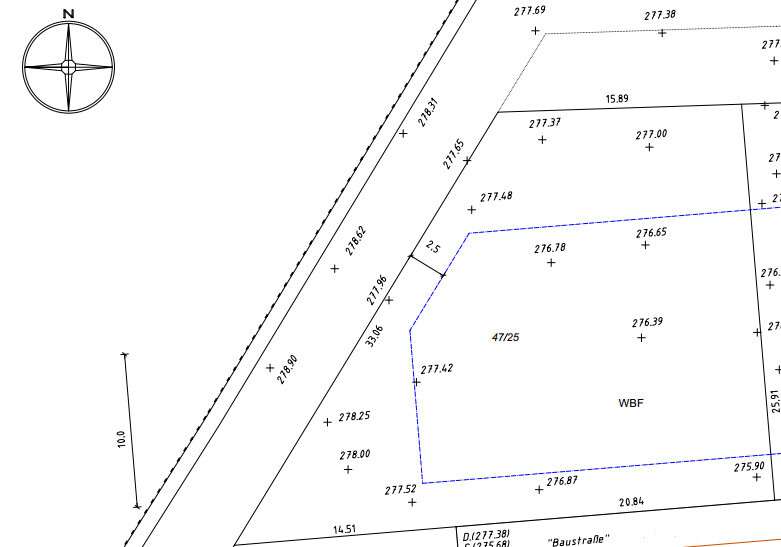 Lageplan eines Grundstuecks mit Grenzlinien, Messpunkten und Kompassrose