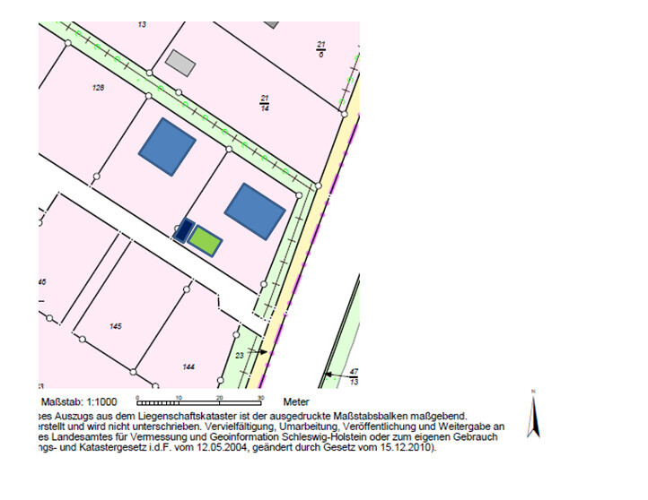 Lageplan eines Grundstücks mit Parzellen, grünen Grenzlinien, blauen Bauflächen, Maßstab 1:1000