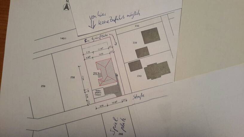 Lageplan eines Baugrundstücks mit Umriss, angrenzenden Gebäuden, Bauplatz 257