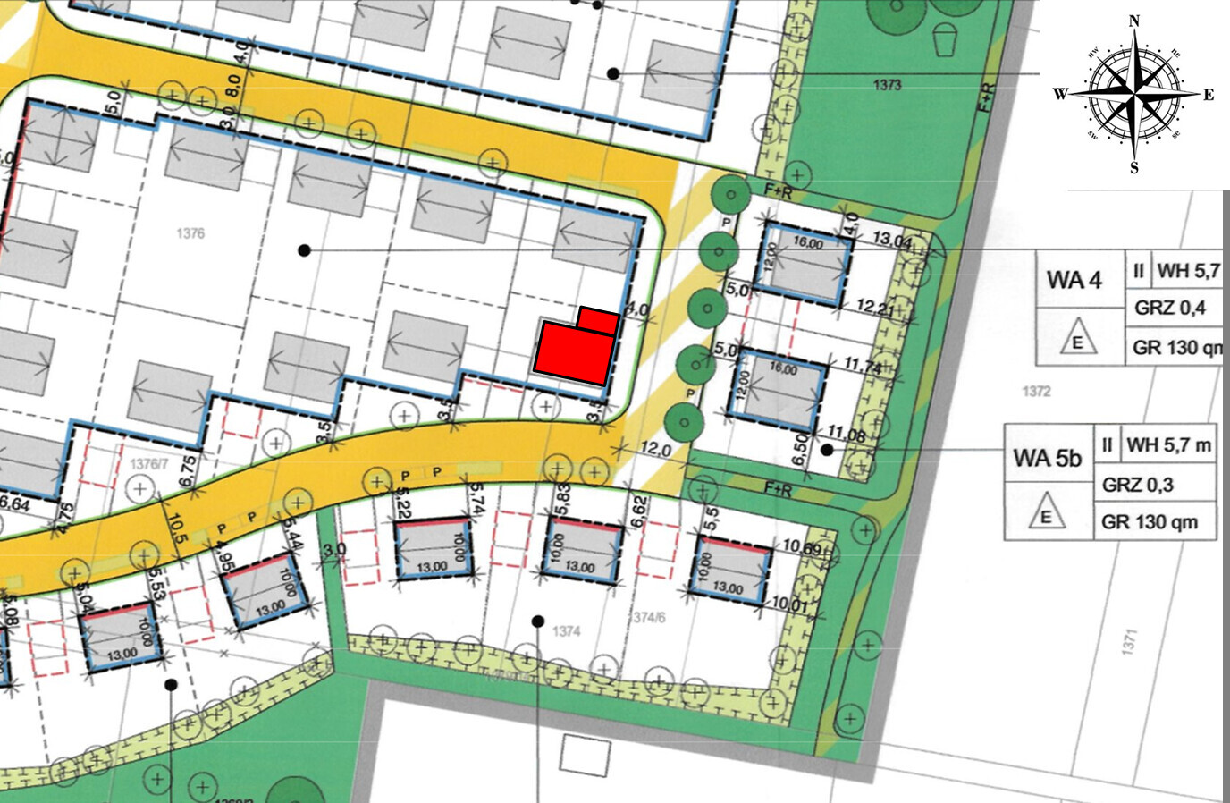 Lageplan eines Wohngebiets mit rotem Baugrundstück und umliegenden Straßen