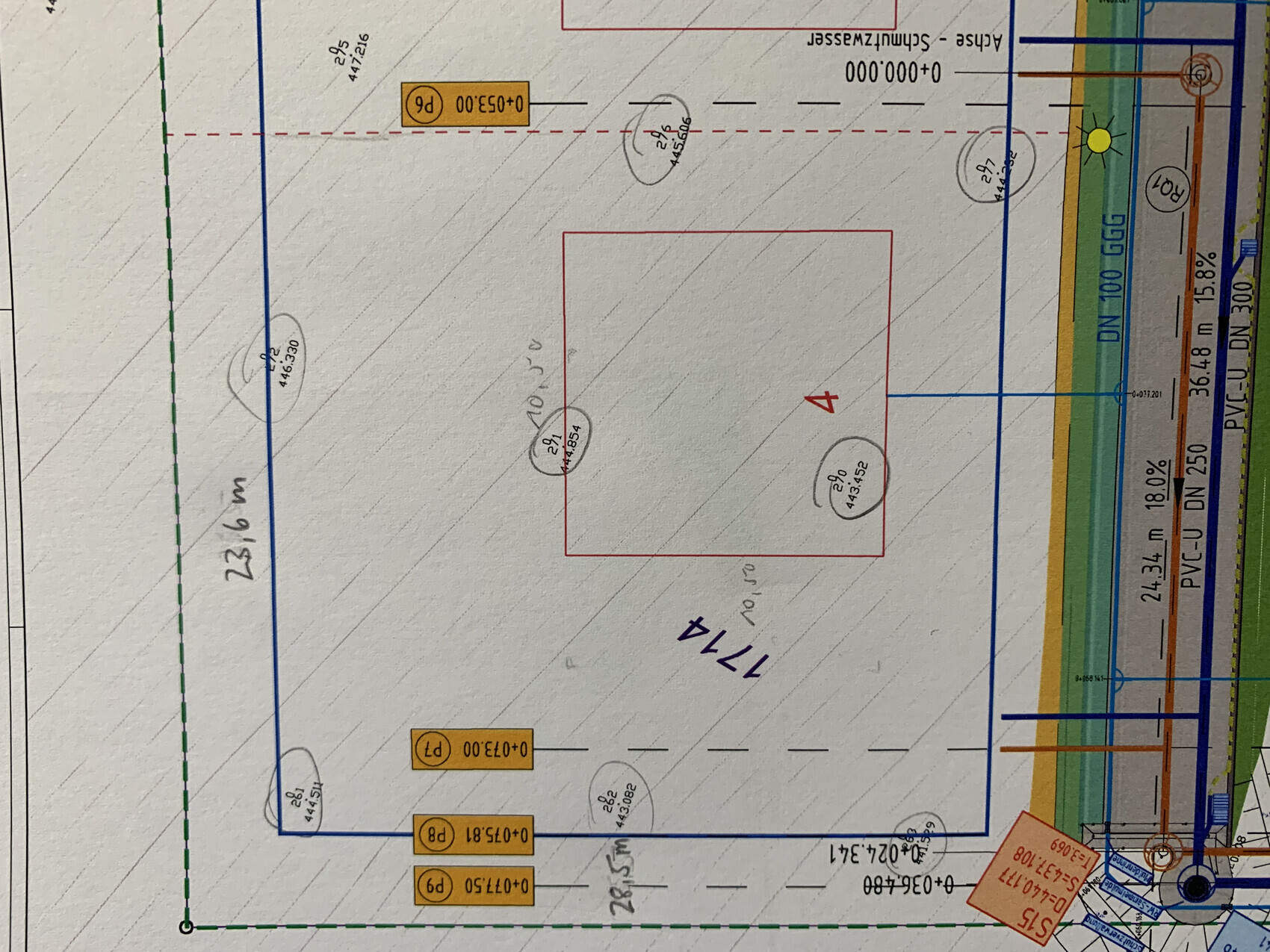 Technischer Plan: rotes Quadrat Nr. 4 in der Mitte, blaue Grenzlinie, gelbe Markierungen.
