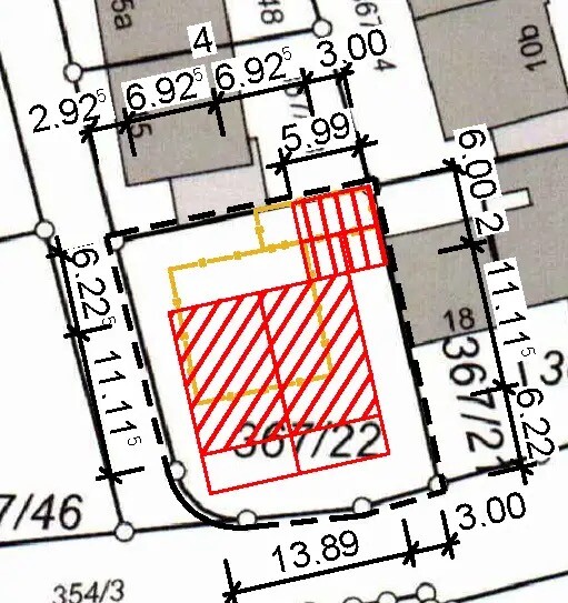 Lageplan des Grundstücks: rot schraffierter Gebäudeteil innerhalb des Randbereichs mit Maßlinien.