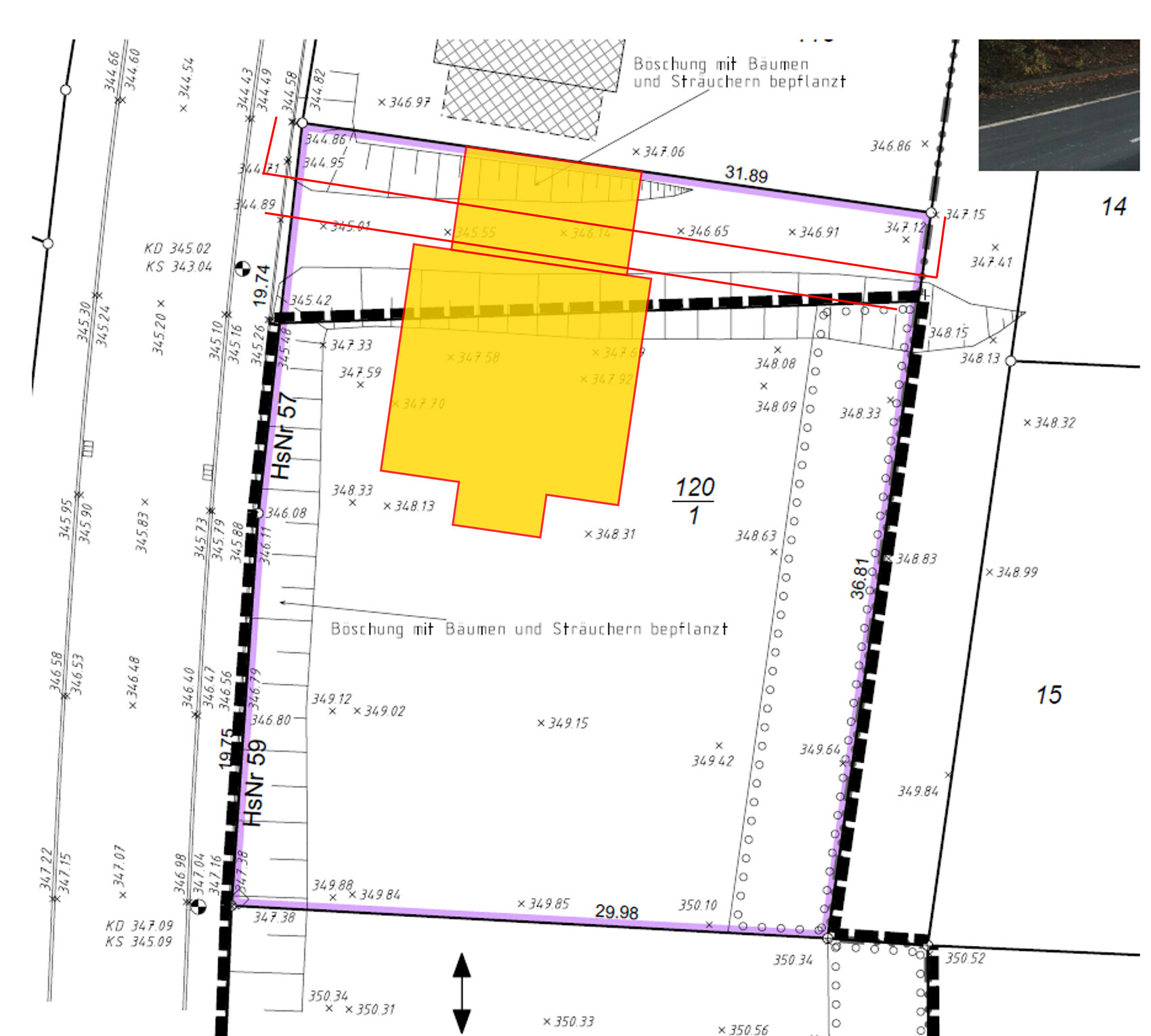 Lageplan eines Baugrundstücks: gelber Gebäudekomplex, rote und violette Umrandungen.