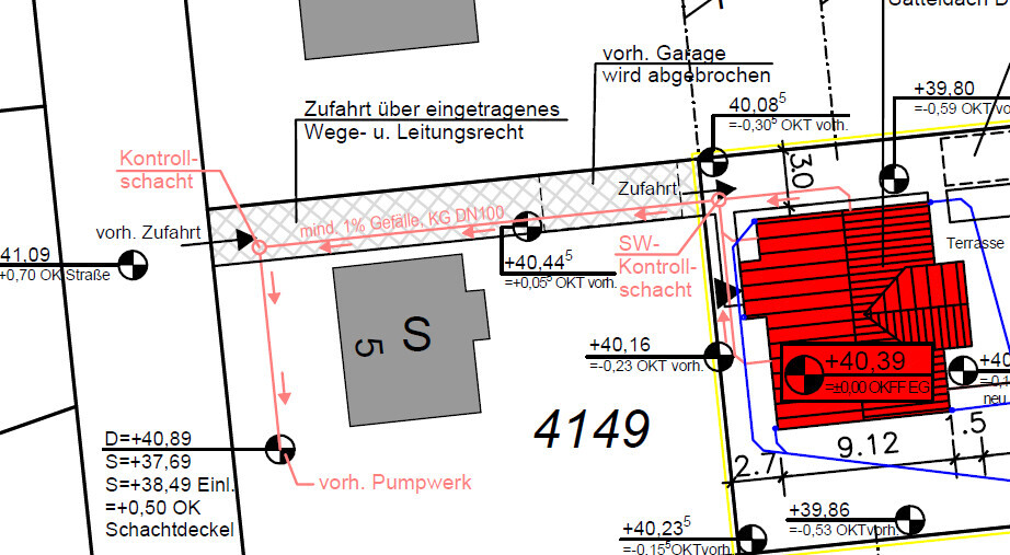 Lageplan eines Grundstücks: rotes Gebäude rechts, graues Objekt links, Zufahrten, Schächte, Pumpwerk.