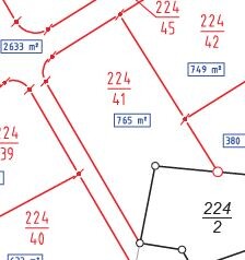 Lageplan der Grundstücke mit roten Parzellenlinien, Parzellenzahlen und Quadratmeterflächen.