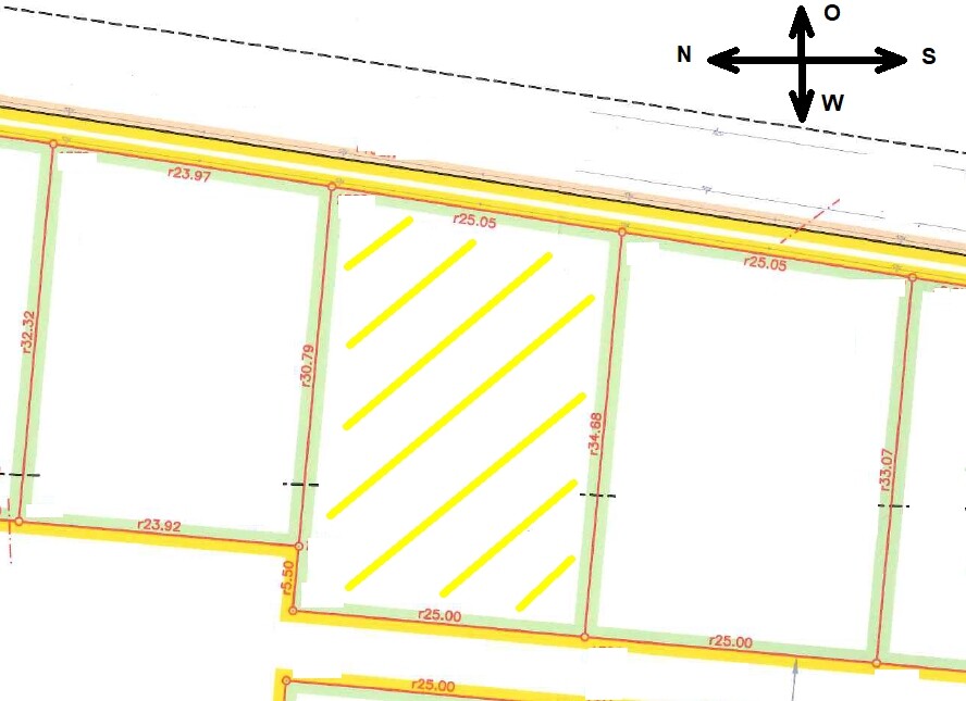Lageplan von Parzellen; eine Parzelle mit gelber diagonaler Schraffur; Kompassrose oben rechts.