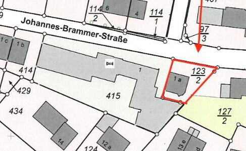 Lageplan eines Grundstücks mit roter Umrandung neben Gebäuden an einer Straße