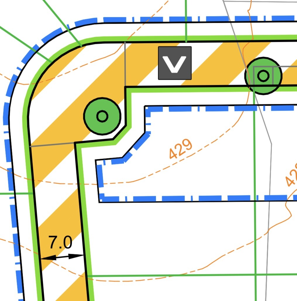 Kurvenförmige Layoutzeichnung mit grünen, blauen Linien, orange Streifen und O/V-Markierungen.