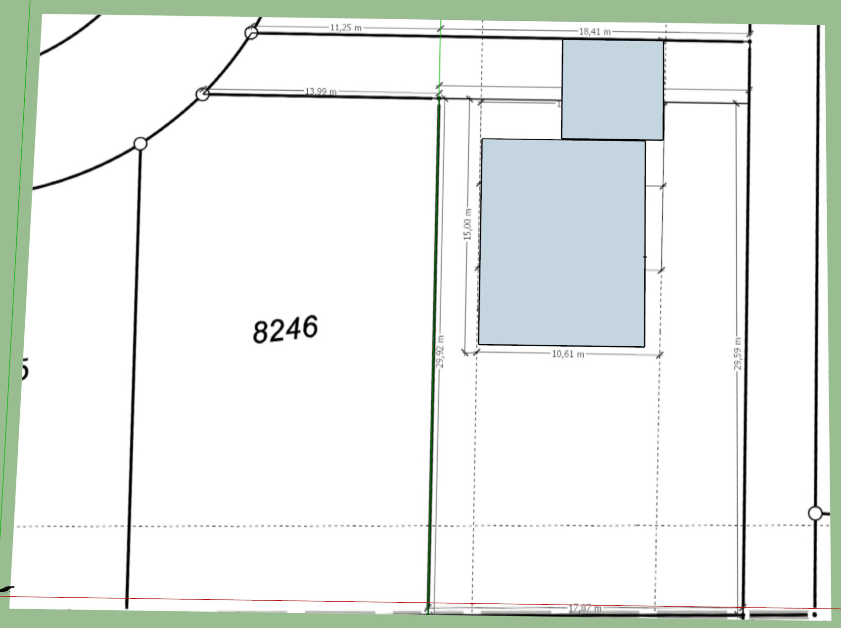 Lageplan der Parzelle 8246 mit zwei blauen Gebäuden und Maßangaben in Metern