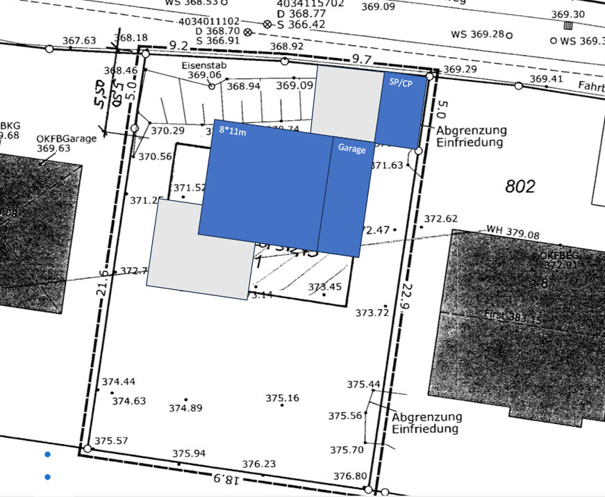 Lageplan eines Grundstücks mit blauen Gebäuden, Garage und Umfriedung am Rand.