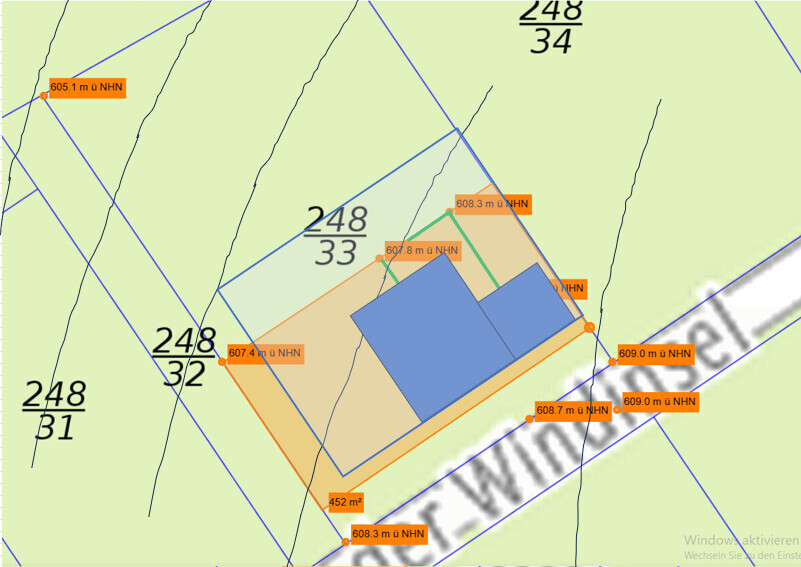 Lageplan eines Grundstücks mit Gebäudefläche, Grenzlinien und Höhenangaben