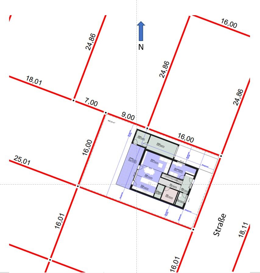 Lageplan eines Hauses mit rotem Grundstücksrand, Gebäudegrundriss, Nordpfeil, Straßennamen.