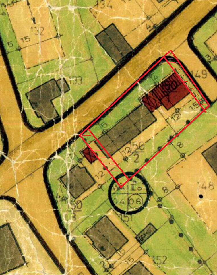 Lageplan einer Siedlung: roter Rechteck-Umriss markiert eine Baufläche neben Straßen.