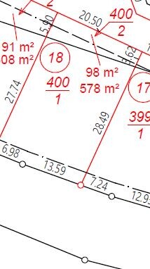 Lageplan eines Grundstücks mit Parzellengrenzen, Maßen und Rotmarkierungen