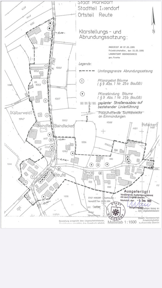 Lageplan einer Bebauung: Straßen, Grundstücke, Legende, Maßstab 1:1500.