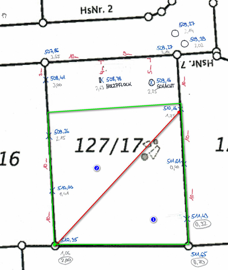 Grundstücksgrundriss mit grüner Umrandung, roter Diagonale und Parzellenangaben