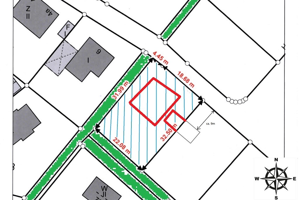 Lageplan: grüne Straßen, blau gestreifte Baufläche, rote Diamant-Umrisse im Innenbereich.