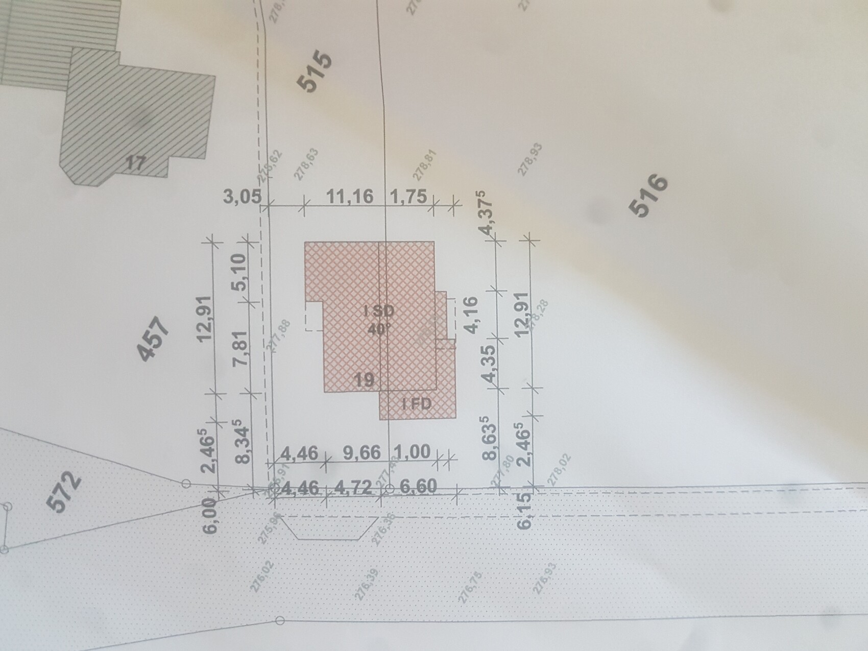 Grundriss eines Grundstücks mit rotem, schraffiertem Gebäudekomplex in der Mitte.
