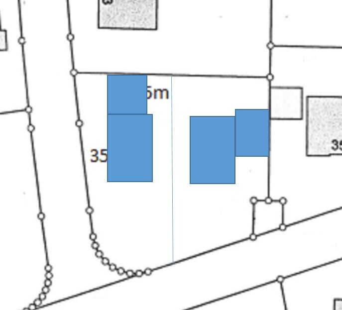 Lageplan mit zwei blauen Gebäudeflächen auf einem Grundriss, Maß 5 m, Straßenverlauf sichtbar