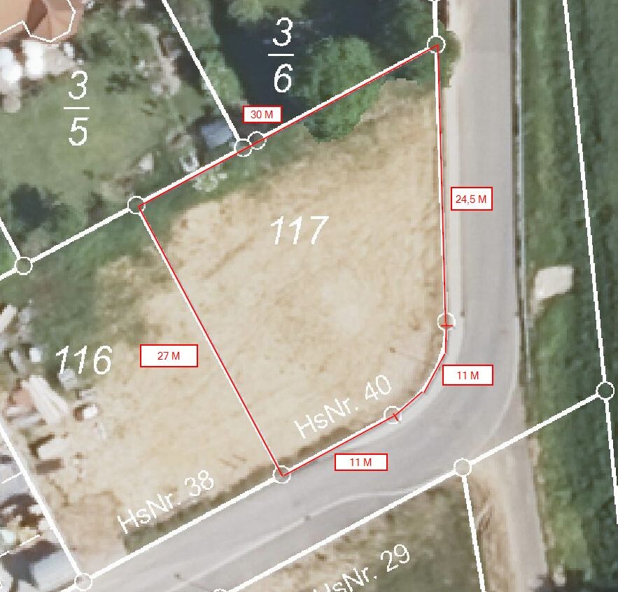 Grundstück 117 mit rotem Umriss an Straße; Seitenlängen 24,5 m, 30 m, 27 m, 11 m.