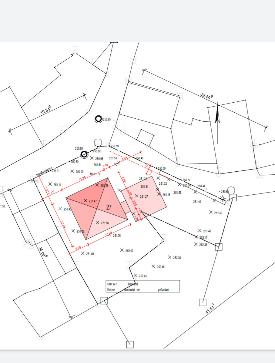 Lageplan eines Baugrundstücks: Parzelle 27 mit rotem Umriss und Gebäudeflächen.
