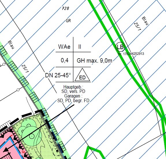 Technischer Lageplan mit blauer Schraffur, grünen Linien, Höhenbegrenzung 9 m und Bauhinweisen.