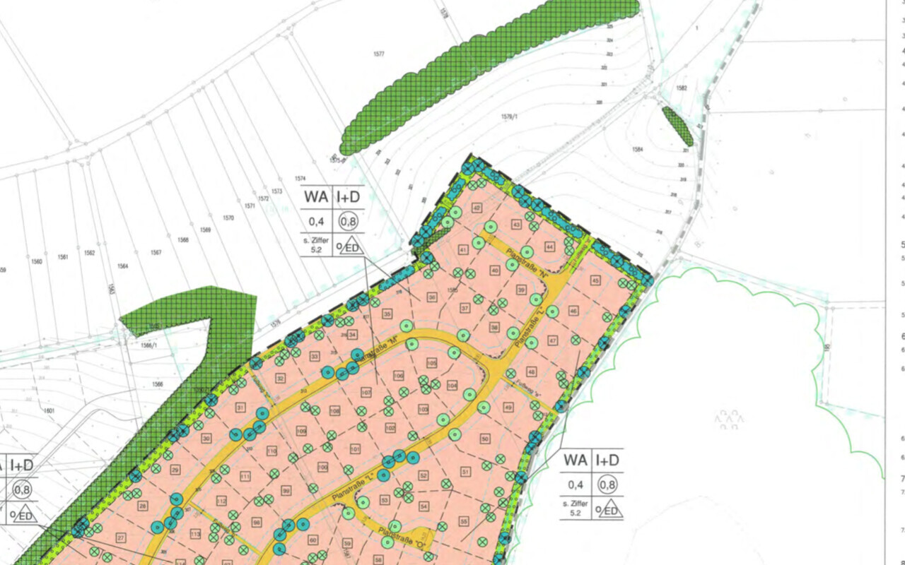 Lageplan eines Baugebiets: farbige Parzellen, Straßen, Bäume und Grünflächen.