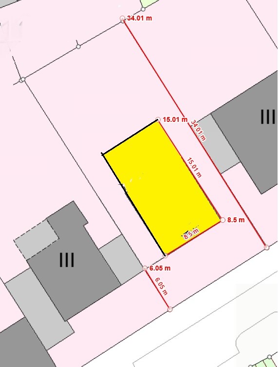 Gelber Baukörper auf pinker Parzelle, rote Messlinien mit Längenangaben (34,01; 15,01; 8,5 m) und grauen Nachbargebäuden.