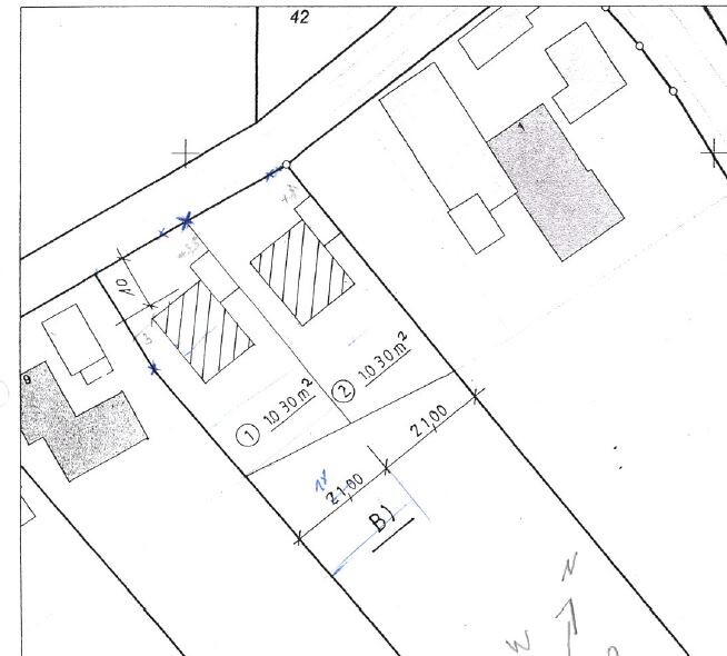 Lageplan eines Grundstücks mit Parzellen, Gebäuden und Grenzlinien
