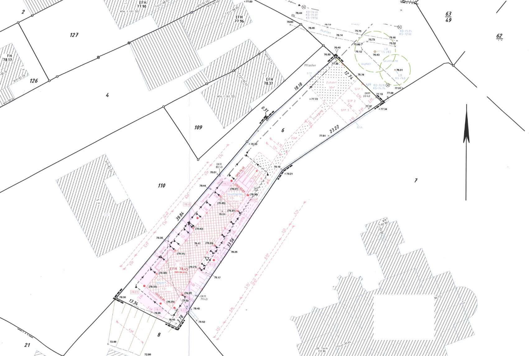 Detaillierter Lageplan eines Baugeländes mit Parzellen, Gebäuden, Linien und Maßangaben.