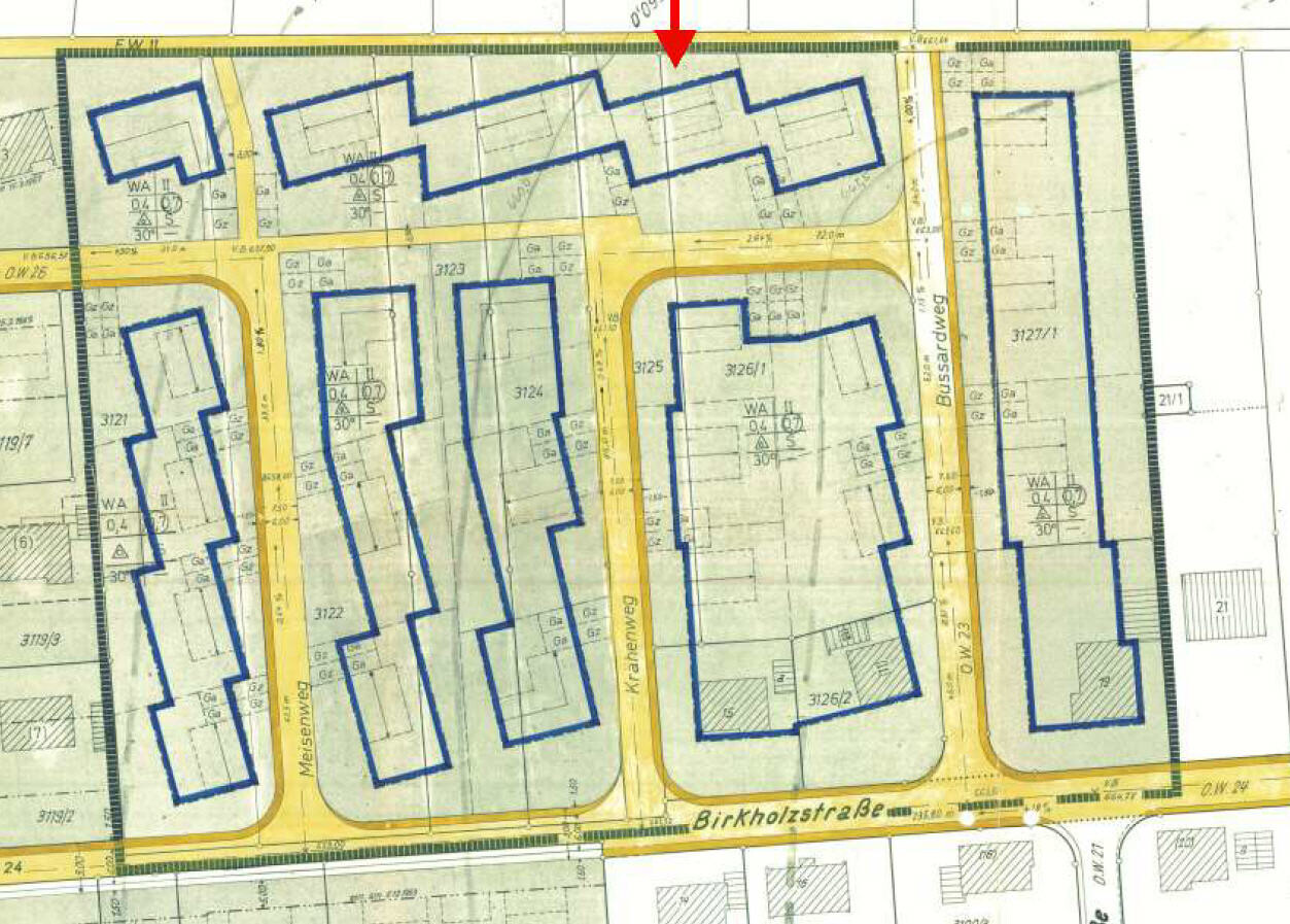 Lageplan eines Wohnviertels: gelbe Straßen, blaue Gebäudeumrisse; roter Pfeil markiert eine Stelle.