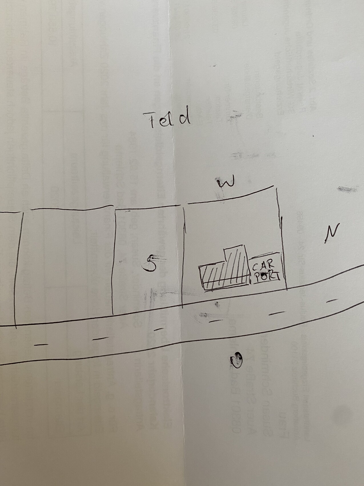 Skizze einer Straßenszene mit Häusern und Carport im Vordergrund