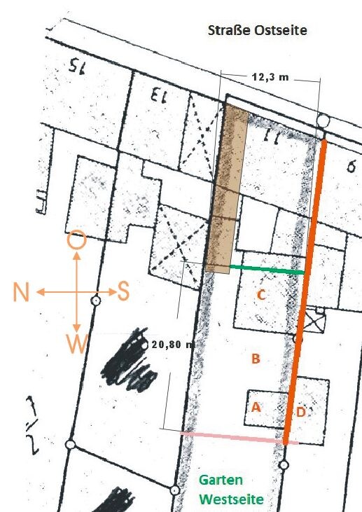 Lageplan: Ostseite der Strasse, Kompass N/S, Grundstücke A-D, Garten Westseite, Grenzlinie orange