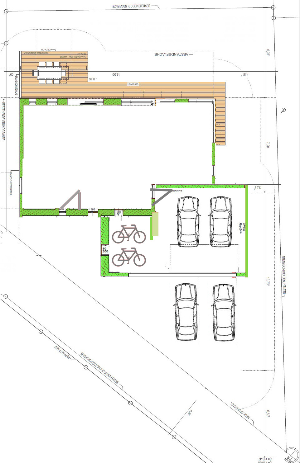 Grundriss eines Gebäudes mit Holzterrasse, Esstisch, Fahrradabstellplätzen sowie Pkw-Stellplätzen.