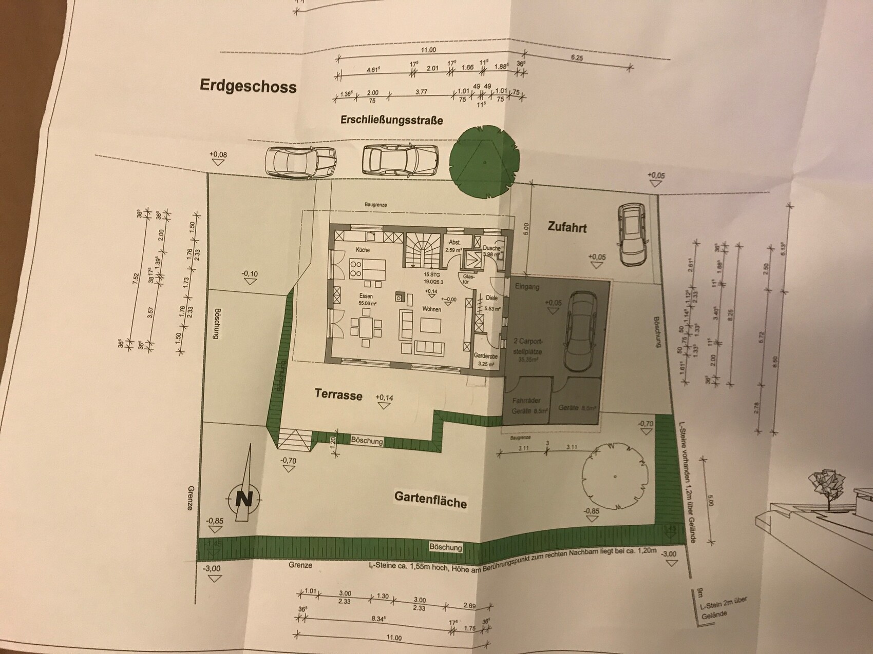 Grundrissplan Erdgeschoss mit Terrasse, Gartenfläche, Zufahrt und Carport.