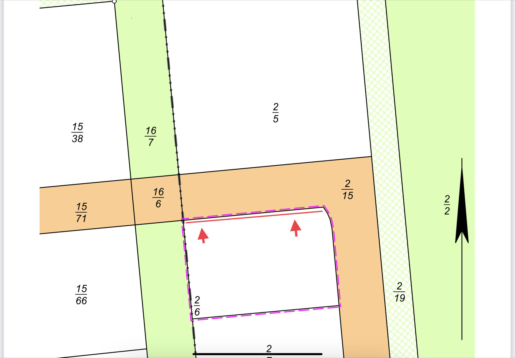Technischer Grundriss mit farbigen Parzellen in Grün/Orange, pinkem Umriss und Pfeilen.