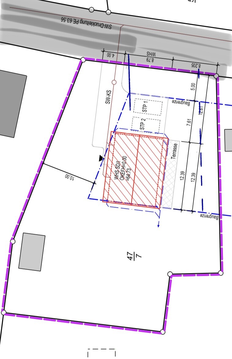 Lageplan eines Grundstücks mit rotem Gebäudebereich, Terrasse und Grenzlinien.