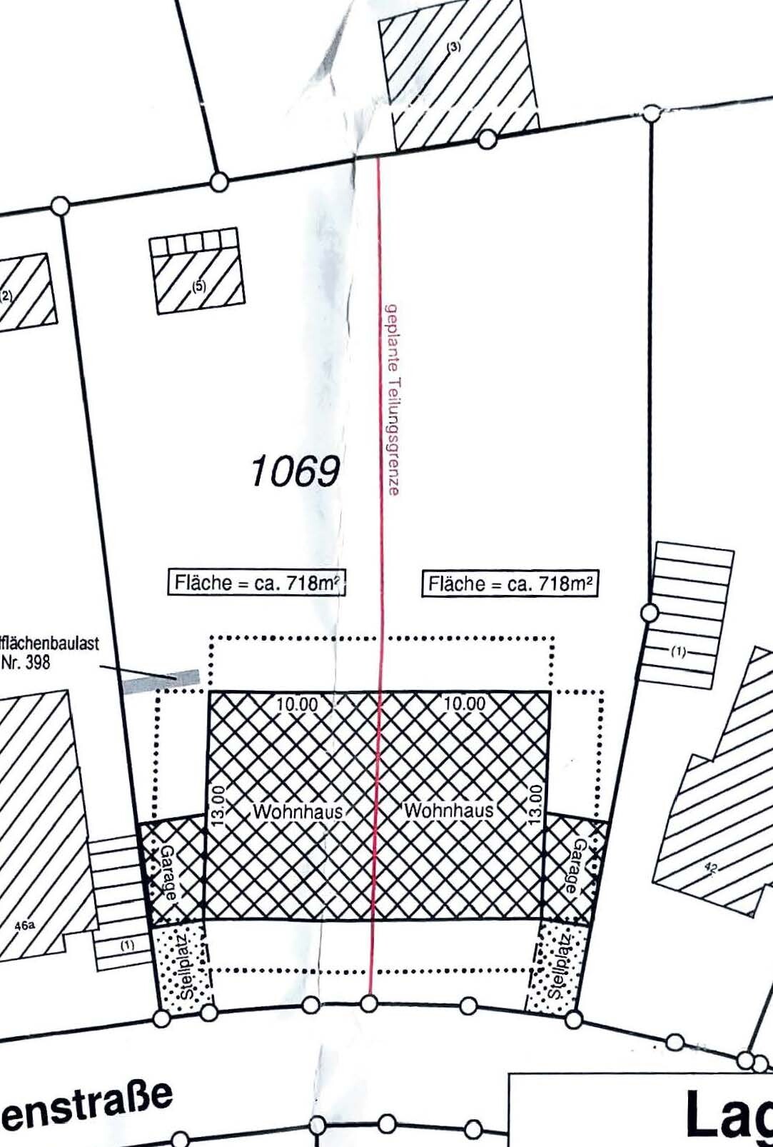 Lageplan eines Grundstücks mit Wohnhaus, Garage und Grenzlinien