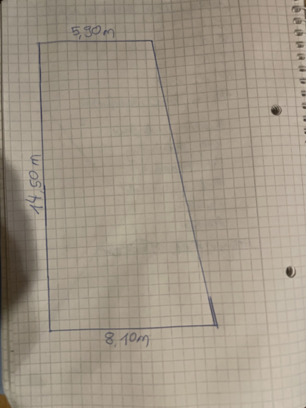 Trapezförmige Grundrisszeichnung auf Graphpapier; unten 8,10 m, oben 5,30 m, linke Seite vertikal.