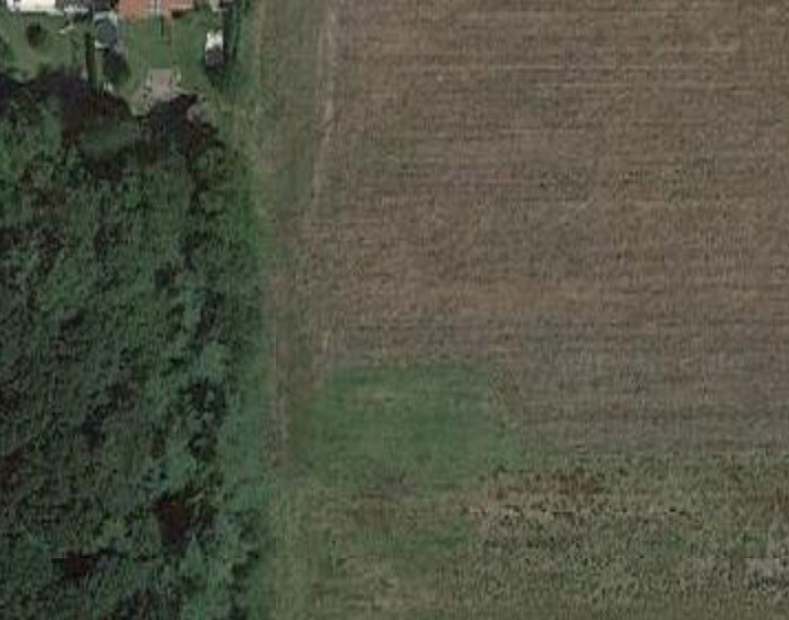Luftbild eines Grundstücks: Wald links, Feld rechts