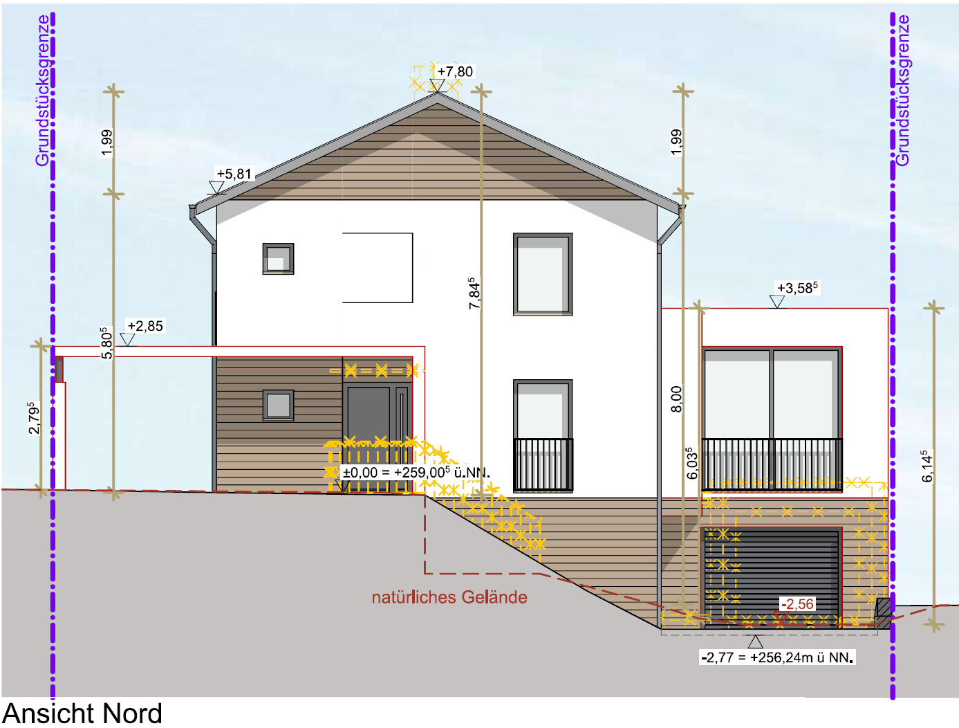 Nordansicht: zweistöckiges Haus mit Satteldach, Holz links, Balkon, Garage rechts.