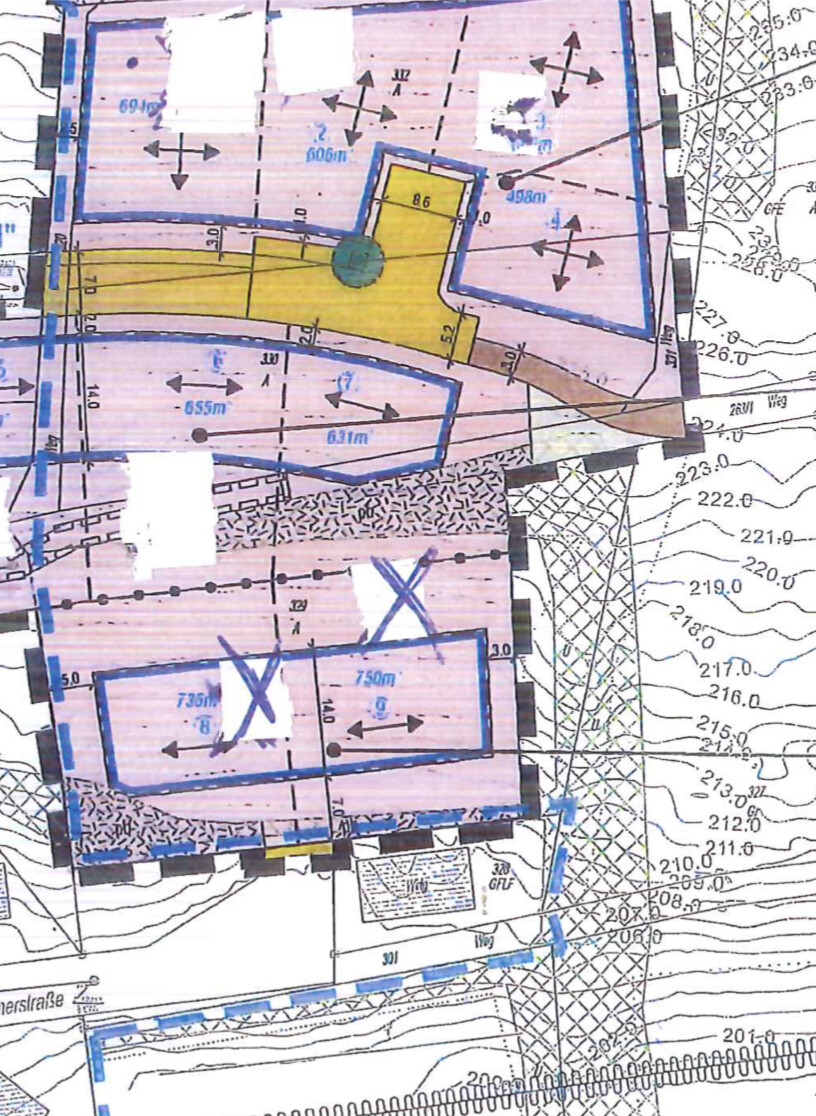 Lageplan einer Baustelle mit farbigen Zonen, Gebäuden und Höhenlinien.
