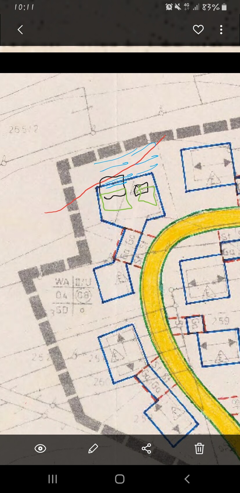 Handgezeichnete Plan-Skizze eines Straßengebiets: gelbe Kurvenstraße, blaue Gebäude, rote Linien.
