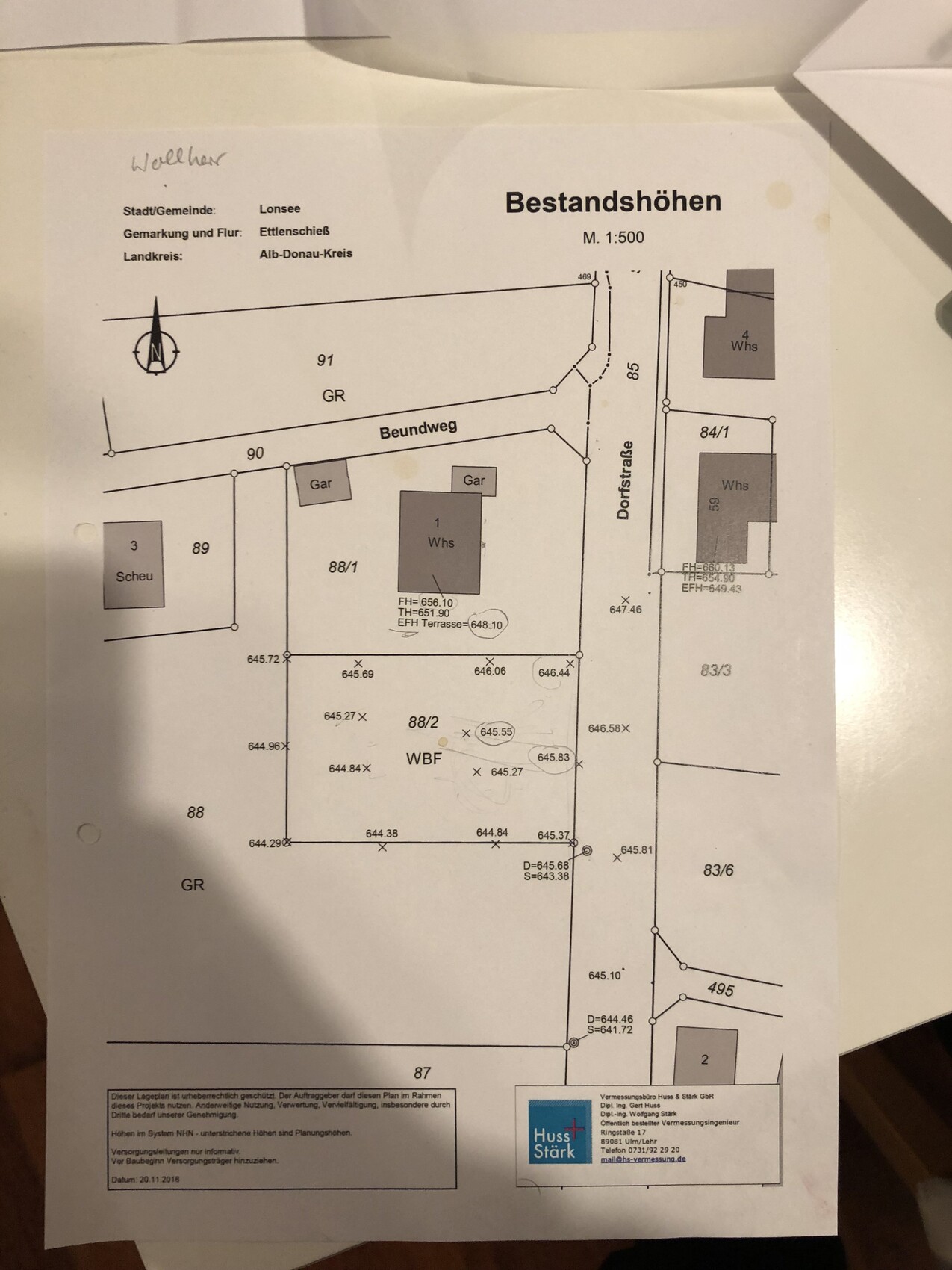 Grundstücksplan mit Grenzlinien, Gebäuden und Höhenangaben