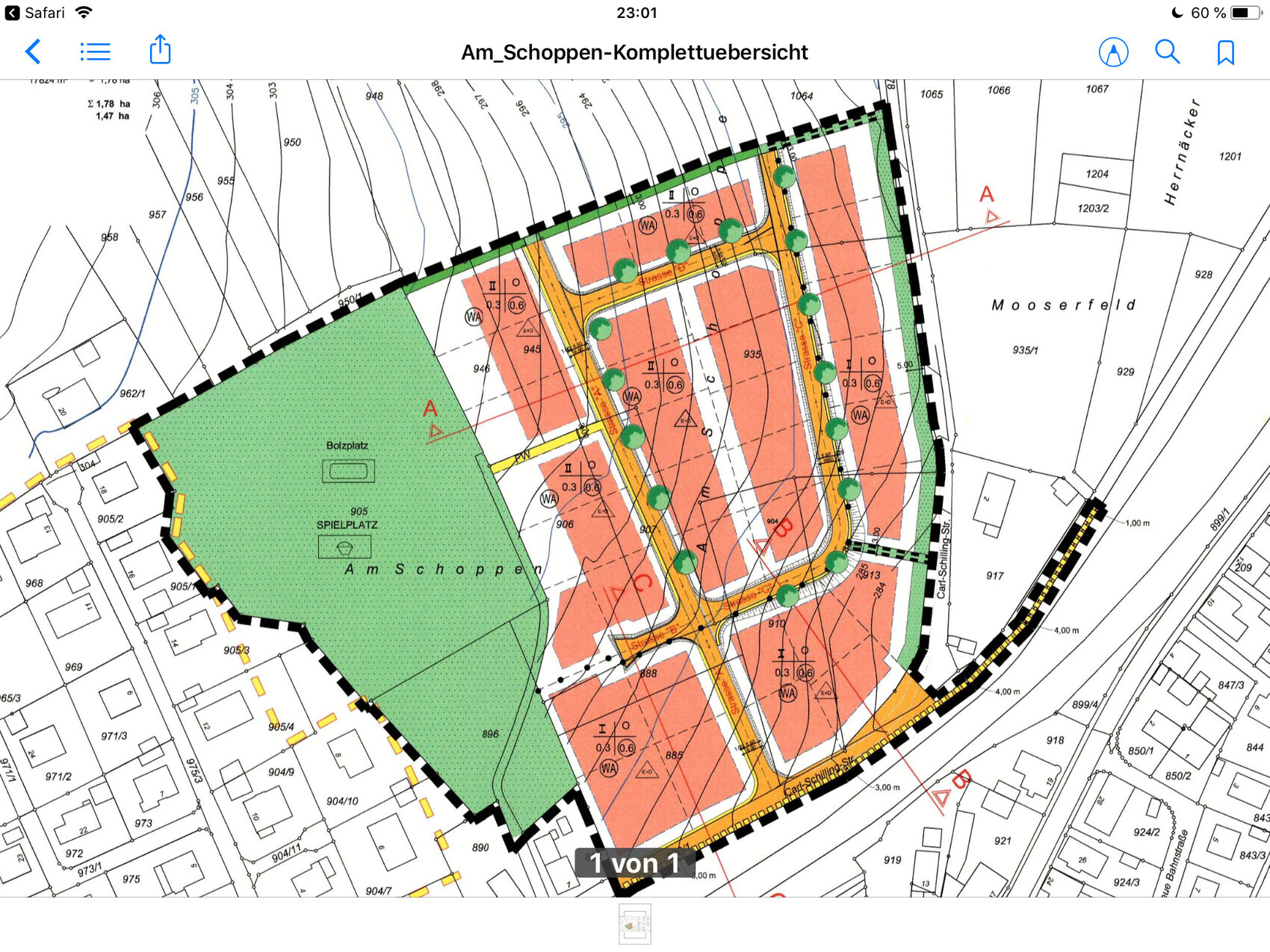 Lageplan eines Baugebiets: grüne Fläche links, rote Baukörper, umlaufende Straßen und Bäume.
