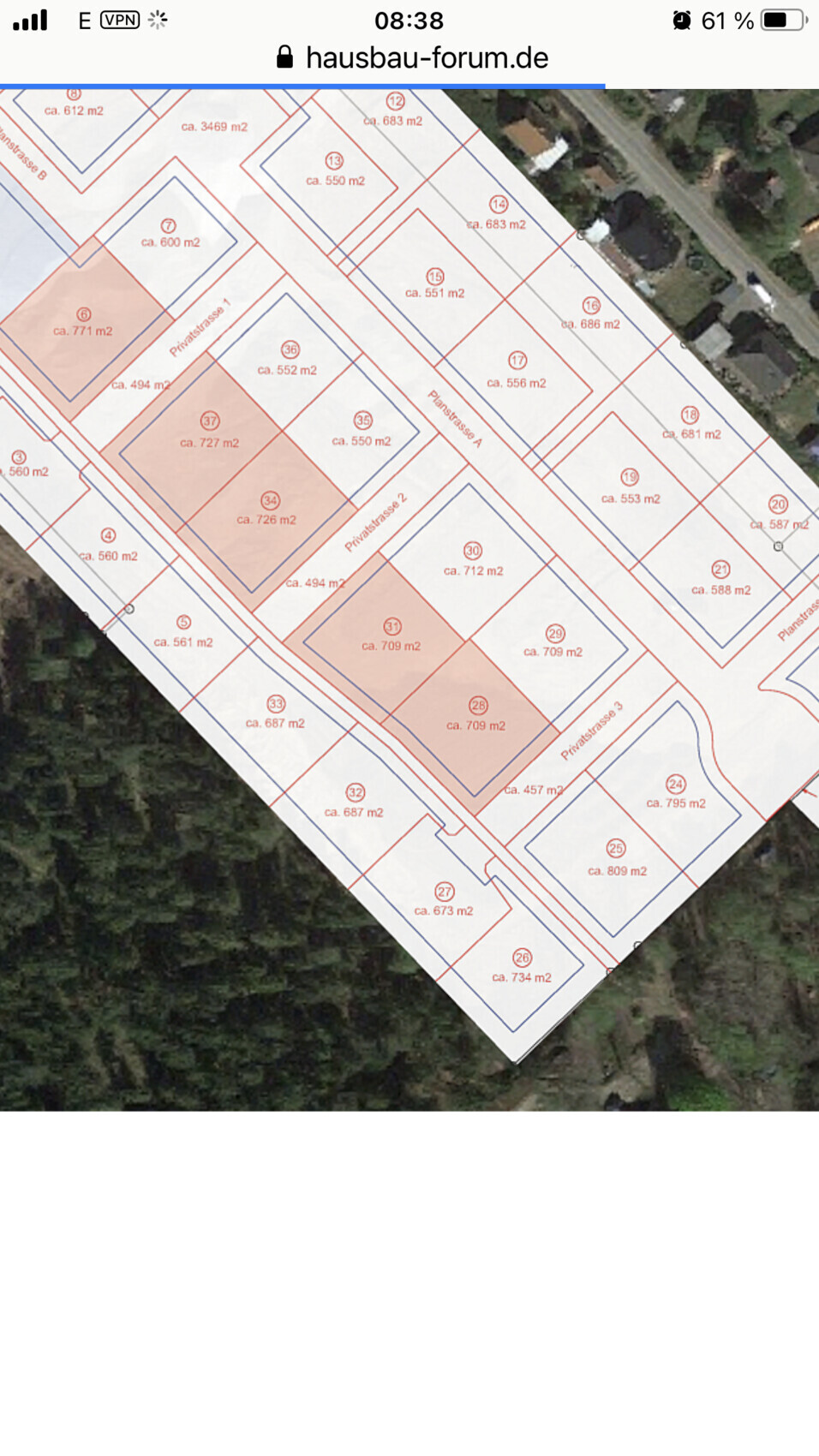 Luftbild eines Baugebiets mit nummerierten Grundstücken und Planlinien