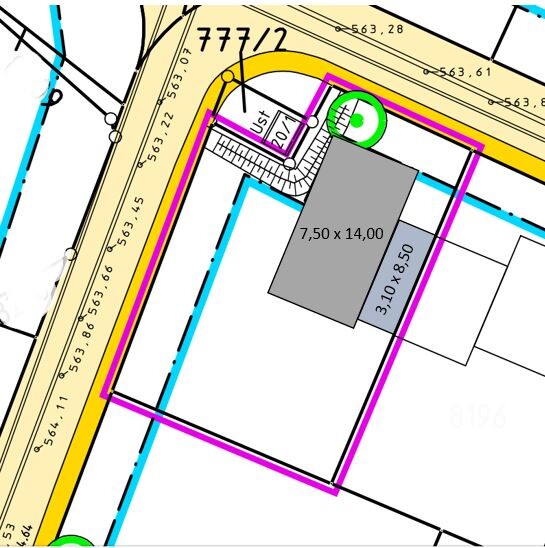 Lageplan eines Baugrundstücks: gelbe Straße, pinke Gebäudekontur, grauer Baukörper.